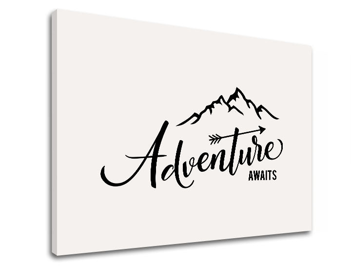 Moderný obraz na plátne s motívom Adventure awaits, hory, cestovateľský motív, motivačný citát, príroda v bielo-čiernych odtieňoch, vhodný do obývačky – produkt