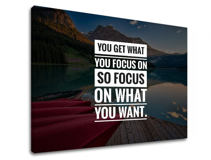 Moderný obraz na plátne s motívom You get what you focus, hory, jazero, krajina, motivačný citát v bielo-modrých odtieňoch, vnútorný pokoj a príroda – produkt