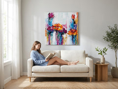 V boho štýle obraz na plátne s motívom kvety, príroda v bielo-fialových odtieňoch zavesený v interiéri obývačky, veselá atmosféra, príroda a jarná atmosféra – interiér