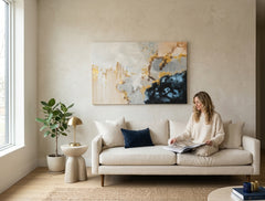 Industriálny obraz na plátne v bielo-béžových odtieňoch zavesený v interiéri kancelárie, pokojná atmosféra, príroda a luxusný dojem | Obraz na plátne ABSTRAKT – interiér