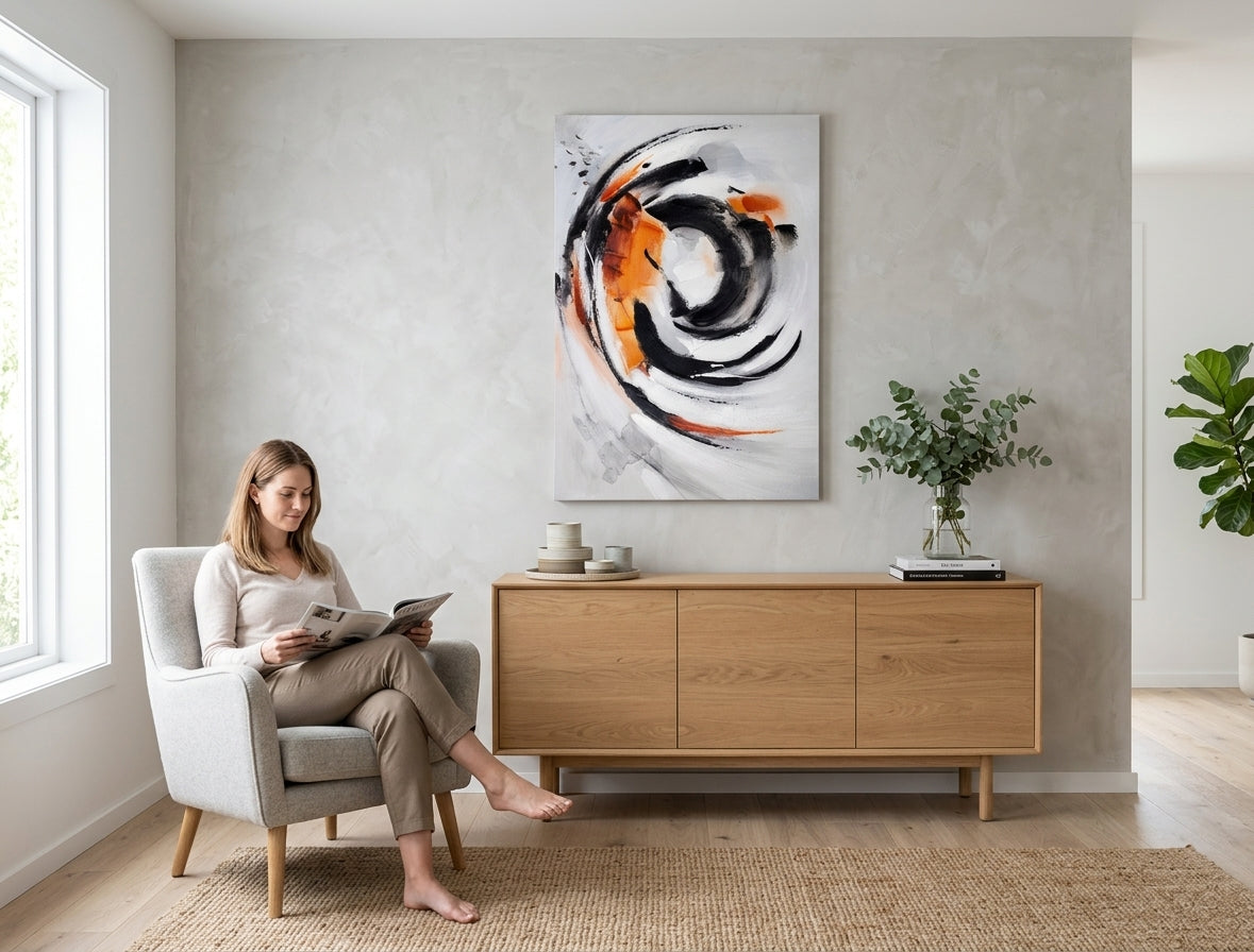 Moderný obraz na plátne s motívom ťahy štetcom, príroda v bielo-oranžových odtieňoch zavesený v interiéri pracovne, energická atmosféra, energia – interiér