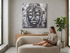 Industriálny obraz na plátne s motívom BUDHA, Buddha v bielo-sivých odtieňoch zavesený v interiéri spálne, pokojná atmosféra, vnútorný mier | Obraz na plátne BUDHA – interiér