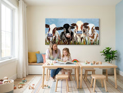 Pop art obraz na plátne s motívom KRAVY, obloha, krajina, vesmír v bielo-hnedých odtieňoch zavesený v interiéri kuchyne, veselá atmosféra, príroda – interiér