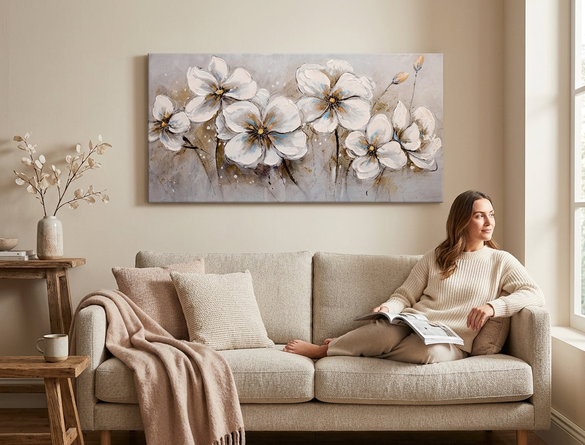 Art deco obraz na plátne s motívom kvety, príroda v bielo-sivých odtieňoch zavesený v interiéri spálne, pokojná atmosféra, príroda a jarná atmosféra – interiér