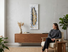 Industriálny obraz na plátne s motívom LIST, pierko, príroda v bielo-sivých odtieňoch zavesený v interiéri chodby, sofistikovaná atmosféra, príroda a minimalizmus – interiér
