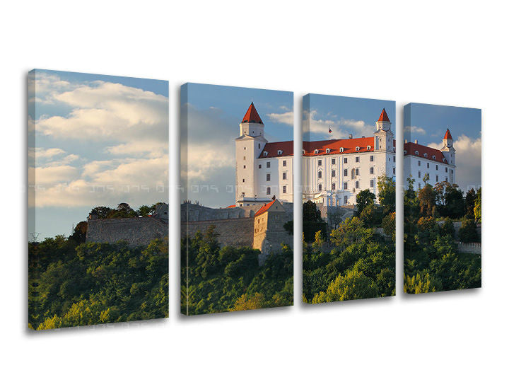 Obraz na plátne s motívom SLOVENSKO, hrad, stromy, oblaky, architektúra v bielo-modrých odtieňoch, pokojná atmosféra, viacdielné prevedenie – hlavný