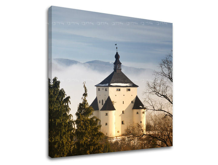 Obraz na plátne s motívom SLOVENSKO, hrad, veža, hory, stromy v bielo-modrých odtieňoch, pokojná atmosféra, príroda, vhodný do pracovne – hlavný