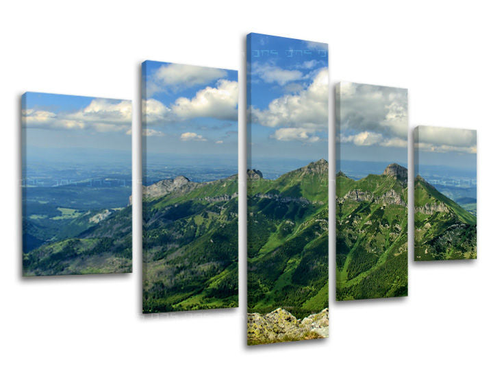 Klasický obraz na plátne s motívom SLOVENSKO, hory, obloha, oblaky, krajina v bielo-modrých odtieňoch, pokojná atmosféra, príroda a dobrodružstvo – hlavný