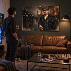 Obraz Peaky Blinders v tmavej obývačke, muž s whisky sa pozerá na obraz