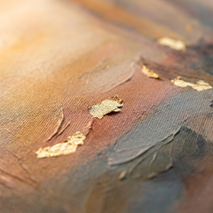 Makro detail ručne maľovaných impasto ťahov akrylovou farbou na povrchu obrazu, viditeľná textúra a reliéf — Papilora Crafted for Home.