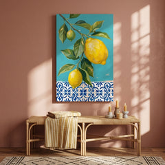 Obraz dva citróny na vetvičke zavesený v modernom štýlovom interiéri kuchyni, nad drevenou konzolou s vázou a sviečkou.