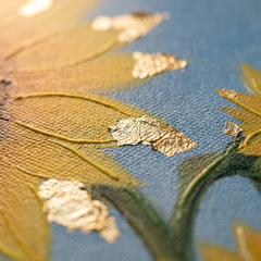 Makro detail ručne maľovaných impasto ťahov akrylovou farbou na povrchu kvetov, viditeľná textúra a reliéf — Papilora Crafted for Home.