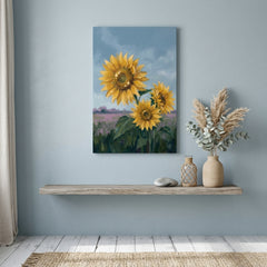 Obraz tri slnečnice na poli zavesený v modernom štýlovom interiéri obývačky, nad drevenou konzolou s vázou a sviečkou.