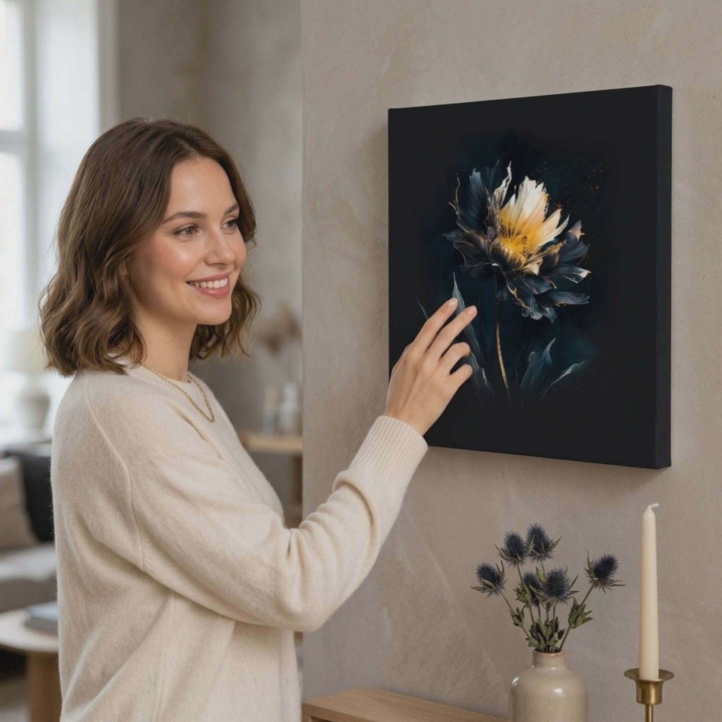 Dizajnová dekorácia na plátne Temné pokušenie 100x100 cm. Moderná nástenná dekorácia, obraz na plátne do obývačky, žena obdivuje dielo v štýlovom svetlom interiéri. Papilora (XOBMDFL008E1).