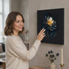 Dizajnová dekorácia na plátne Temné pokušenie 100x100 cm. Moderná nástenná dekorácia, obraz na plátne do obývačky, žena obdivuje dielo v štýlovom svetlom interiéri. Papilora (XOBMDFL008E1).