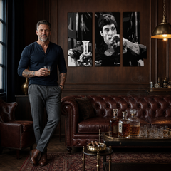Ručne maľovaný POP Art obraz AL PACINO – obraz v modernom mužskom interiéri, lifestyle vizualizácia. Dominantné farby: čierna, sivá, biela.