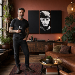 Ručne maľovaný POP Art obraz Audrey HEPBHURN – obraz v modernom mužskom interiéri, lifestyle vizualizácia. Dominantné farby: čierna, biela, sivá.