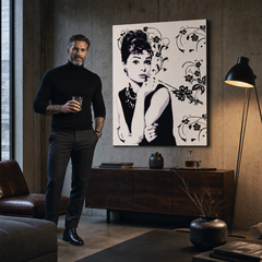 Ručne maľovaný POP Art obraz Audrey Hepburn – obraz v modernom mužskom interiéri, lifestyle vizualizácia. Dominantné farby: čierna, biela, fialová.