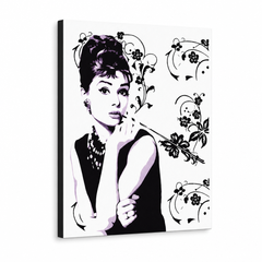 Ručne maľovaný POP Art obraz Audrey Hepburn – 3D vizualizácia ručne maľovaného plátna na bielom pozadí. Dominantné farby: čierna, biela, fialová.