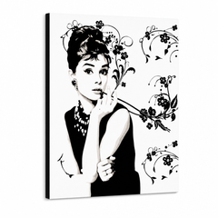 Ručne maľovaný POP Art obraz Audrey Hepburn – 3D vizualizácia ručne maľovaného plátna na bielom pozadí. Dominantné farby: čierna, šedá, ružová.