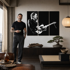 Ručne maľovaný POP Art obraz Bruce Springsteen – obraz v modernom mužskom interiéri, lifestyle vizualizácia. Dominantné farby: čierna, biela, šedá.