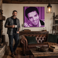 Ručne maľovaný POP Art obraz Elvis Presley – obraz v modernom mužskom interiéri, lifestyle vizualizácia. Dominantné farby: fialová, biela, čierna.