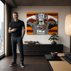 Ručne maľovaný POP Art obraz Francesco Totti – obraz v modernom mužskom interiéri, lifestyle vizualizácia. Dominantné farby: červená, oranžová, sivá, čierna, biela.