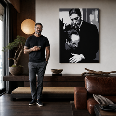 Ručne maľovaný POP Art obraz GODFATHER – obraz v modernom mužskom interiéri, lifestyle vizualizácia. Dominantné farby: čierna, biela, sivá.