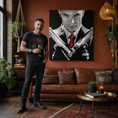 Ručne maľovaný POP Art obraz HITMAN – obraz v modernom mužskom interiéri, lifestyle vizualizácia. Dominantné farby: čierna, biela, červená, sivá, hnedá.