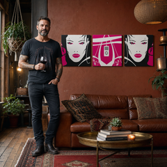 Ručne maľovaný POP Art obraz I-GIRL – obraz v modernom mužskom interiéri, lifestyle vizualizácia. Dominantné farby: ružová, čierna, biela, sivá.