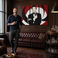 Ručne maľovaný POP Art obraz James Bond – obraz v modernom mužskom interiéri, lifestyle vizualizácia. Dominantné farby: čierna, červená, biela.