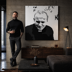 Ručne maľovaný POP Art obraz JÁN PAVOL II. – obraz v modernom mužskom interiéri, lifestyle vizualizácia. Dominantné farby: čierna, biela, sivá.