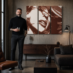 Ručne maľovaný POP Art obraz Kylie Minogue – obraz v modernom mužskom interiéri, lifestyle vizualizácia. Dominantné farby: hnedá, biela, oranžová.