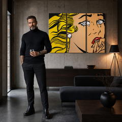 Ručne maľovaný POP Art obraz LICHTENSTEIN – obraz v modernom mužskom interiéri, lifestyle vizualizácia. Dominantné farby: žltá, čierna, ružová.