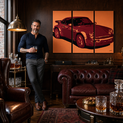 Ručne maľovaný POP Art obraz PORSCHE 911 – obraz v modernom mužskom interiéri, lifestyle vizualizácia. Dominantné farby: oranžová, červená, čierna.