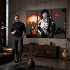 Ručne maľovaný POP Art obraz Rambo – obraz v modernom mužskom interiéri, lifestyle vizualizácia. Dominantné farby: čierna, oranžová, biela, červená, sivá.