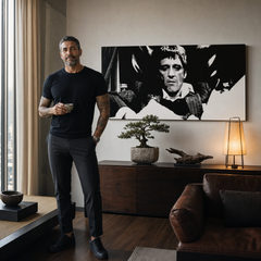 Ručne maľovaný POP Art obraz Scarface – obraz v modernom mužskom interiéri, lifestyle vizualizácia. Dominantné farby: čierna, biela, šedá.