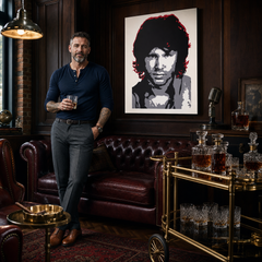 Ručne maľovaný POP Jim Morrison – obraz v modernom mužskom interiéri, lifestyle vizualizácia. Dominantné farby: čierna, biela, sivá, červená.