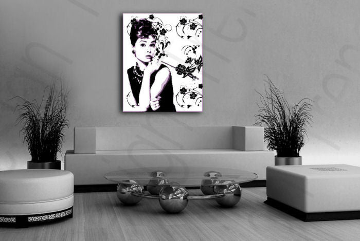 Pop art obraz na plátne s motívom Audrey Hepburn, kvety, príroda v bielo-čiernych odtieňoch zavesený v interiéri obývačky, elegantná atmosféra – interiér [YOBPPAH5]