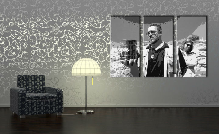 Pop art obraz na plátne s motívom Big Lebowski v bielo-sivých odtieňoch zavesený v interiéri obývačky, intenzívna atmosféra, sila a moc | Ručne maľovaný POP Art obraz Big Lebowski – interiér